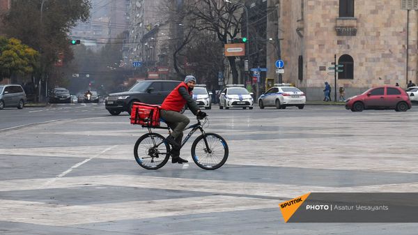 Доставщик еды на площади Республики во время акции протеста оппозиции (10 декабря 2020). Еревaн - Sputnik Армения