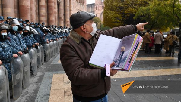 Акция протеста оппозиции перед Домом правительства с требованием отставки правительства Армении во главе с премьер-министром (10 декабря 2020). Еревaн Акция протеста оппозиции перед Домом правительства с требованием отставки правительства Армении во главе с премьер-министром (10 декабря 2020). Еревaн - Sputnik Армения