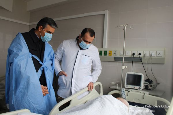 Омбудсмен Армении навестил троих пожилых граждан, возвращенных из Азербайджана – фото - Sputnik Армения