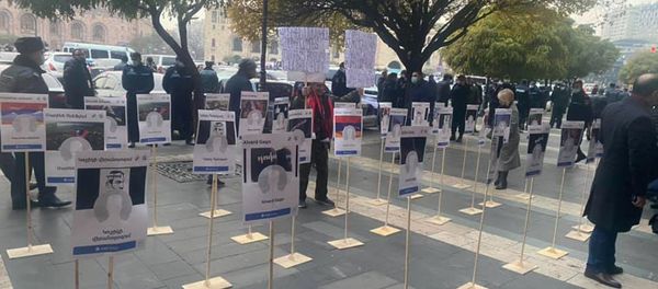 Фальшивая акция в поддержку премьер-министра Армении Никола Пашиняна перед зданием Правительства (10 декабря 2020). Еревaн - Sputnik Армения