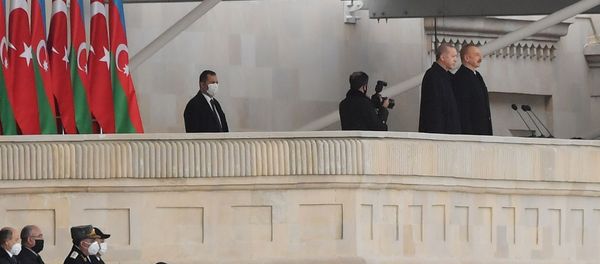 Президент Азербайджана Ильхам Алиев и президент Турции Реджеп Тайип Эрдоган на военном параде в Баку Президент Азербайджана Ильхам Алиев и президент Турции Реджеп Тайип Эрдоган на военном параде в Баку - Sputnik Армения