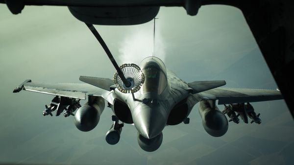Французский истребитель Dassault Rafale во время дозаправки в воздухе  - Sputnik Армения