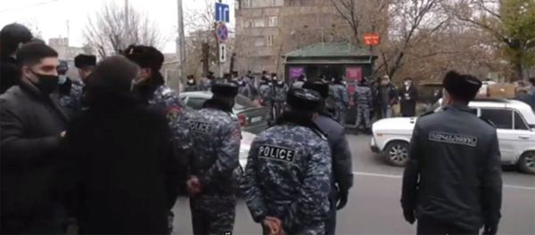 Скриншот с видеорепортажа Yerkir Daily с акции протеста на перекрестке улиц Молдовакан - Тотвенц (11 декабря 2020). Еревaн - Sputnik Արմենիա