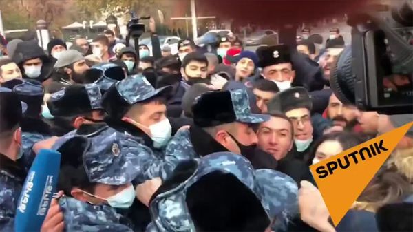 Потасовка между полицией и демонстрантами в Ереване: мужчина получил травму - видео - Sputnik Армения