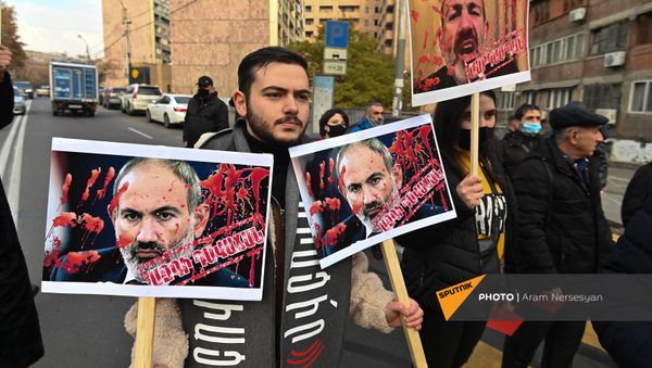 Оппозиционные активисты заблокировали автомобильное движение на перекрестке улиц Амиряна и Саряна (11 декабря 2020). Еревaн Оппозиционные активисты заблокировали автомобильное движение на перекрестке улиц Амиряна и Саряна (11 декабря 2020). Еревaн - Sputnik Արմենիա