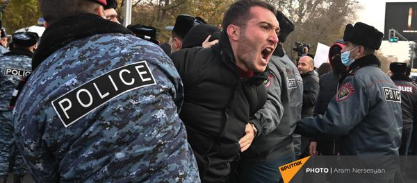 Полиция задерживает участников митинга оппозиции на площади Франции (11 декабря 2020). Еревaн - Sputnik Արմենիա