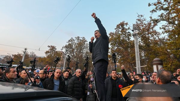 Лидер партии Отечество Артур Ванецян обращается к собравшимся во время митинга на площади Франции (11 декабря 2020). Еревaн - Sputnik Արմենիա