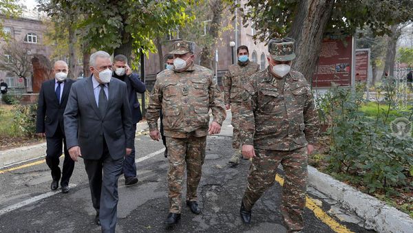 Министр обороны Вагаршак Арутюнян посетил Центральный клинический военный госпиталь (11 декабря 2020). Еревaн Министр обороны Вагаршак Арутюнян посетил Центральный клинический военный госпиталь (11 декабря 2020). Еревaн - Sputnik Армения