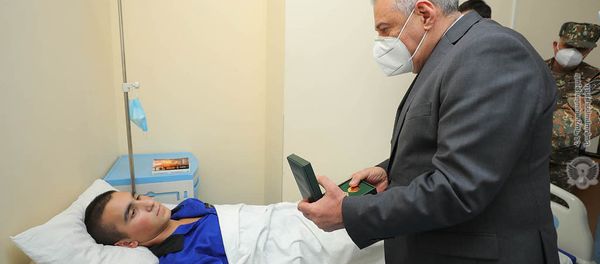 Министр обороны Вагаршак Арутюнян наградил раненных во время войны в Карабахе военнослужащих, получающих лечение в Центральном клиническом военном госпитале (11 декабря 2020). Еревaн - Sputnik Արմենիա