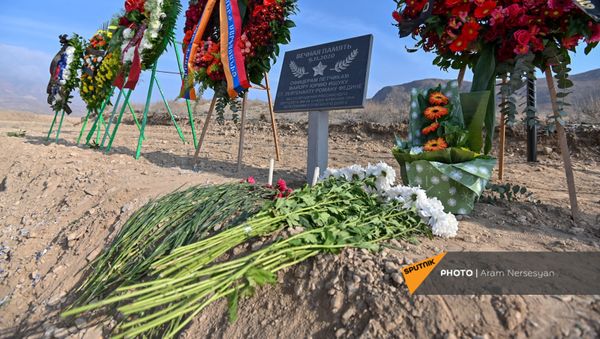На месте крушения российского вертолета поставлена табличка памяти (12 декабря 2020). Ерасх - Sputnik Армения
