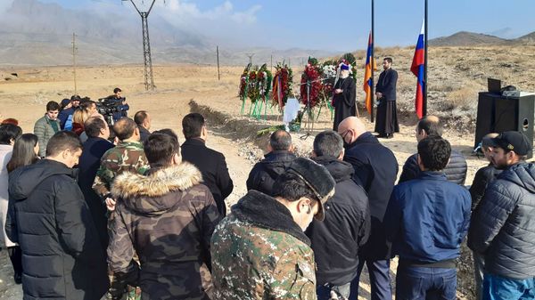 Памятный камень открыт на армянской границе, где ВС Азербайджана сбили вертолет — фото - Sputnik Армения