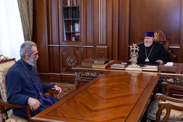 Католикос принял архиепископа Арцахского Паргева после операции на сердце Католикос принял архиепископа Арцахского Паргева после операции на сердце - Sputnik Армения