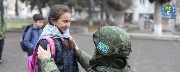 Российский миротворец и ученица школы №8 Степанакерта - Sputnik Արմենիա