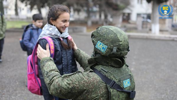 Российский миротворец и ученица школы №8 Степанакерта - Sputnik Армения