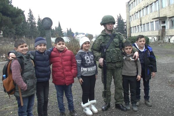Российский миротворец и ученики средней школы имени Владимира Балаяна в Мартакерте - Sputnik Армения