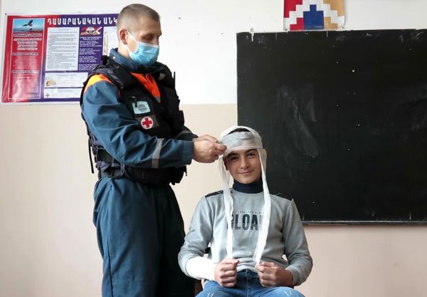 Медицинский специалист сводного отряда МЧС России проводит урок по оказанию первой помощи в восстановленной общеобразовательной школе им. Оника Григоряна в селе Иванян Аскеранского района - Sputnik Армения