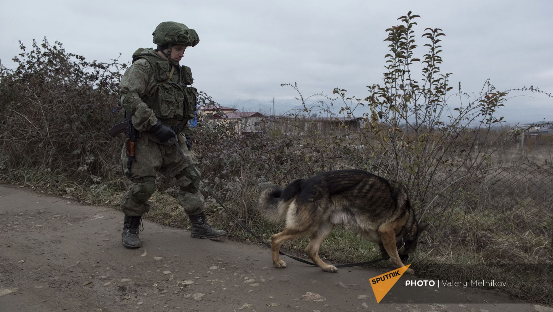 Специалист Международного противоминного центра Минобороны России во время выполнения задач по разминированию местности вблизи Степанакерта (8 декабря 2020). Карабах - Sputnik Արմենիա, 1920, 07.03.2021