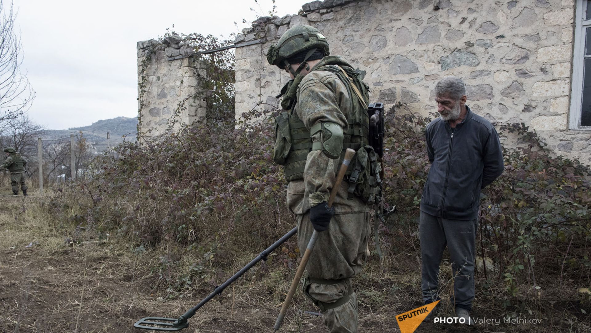 Специалист Международного противоминного центра Минобороны России во время выполнения задач по разминированию местности вблизи Степанакерта (8 декабря 2020). Карабах Специалист Международного противоминного центра Минобороны России во время выполнения задач по разминированию местности вблизи Степанакерта (8 декабря 2020). Карабах - Sputnik Արմենիա, 1920, 16.02.2021
