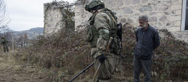 Специалист Международного противоминного центра Минобороны России во время выполнения задач по разминированию местности вблизи Степанакерта (8 декабря 2020). Карабах Специалист Международного противоминного центра Минобороны России во время выполнения задач по разминированию местности вблизи Степанакерта (8 декабря 2020). Карабах - Sputnik Արմենիա