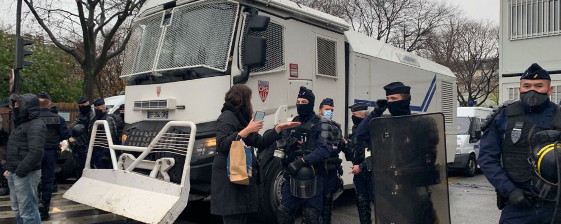 Полицейские во время демонстрации против законопроекта о глобальной безопасности (12 декабря 2020). Париж - Sputnik Армения, 1920, 18.02.2021