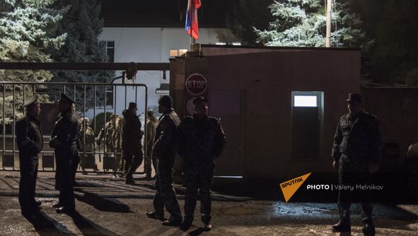 Полицейский кордон перед базой российских миротворцев в Степанакерте (12 декабря 2020). Карабах - Sputnik Армения