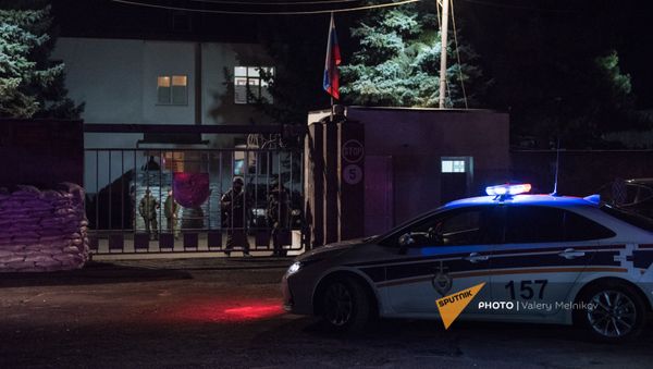 Полицейский кордон перед базой российских миротворцев в Степанакерте (12 декабря 2020). Карабах - Sputnik Արմենիա