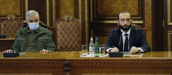 Вице-премьер Мгер Григорян и спикер Парламента Арарат Мирзоян на экстренном заседании (13 декабря 2020). Еревaн - Sputnik Արմենիա