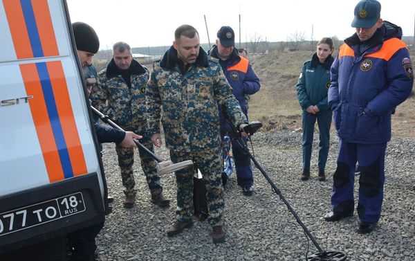 Директор ГСЧС, генерал-майор Карен Саркисян посетил сотрудников Министерства по чрезвычайным ситуациям, гражданской обороне и ликвидации последствий стихийных бедствий РФ в село Иванян (14 декабря 2020). Аскеранский район Директор ГСЧС, генерал-майор Карен Саркисян посетил сотрудников Министерства по чрезвычайным ситуациям, гражданской обороне и ликвидации последствий стихийных бедствий РФ в село Иванян (14 декабря 2020). Аскеранский район - Sputnik Армения