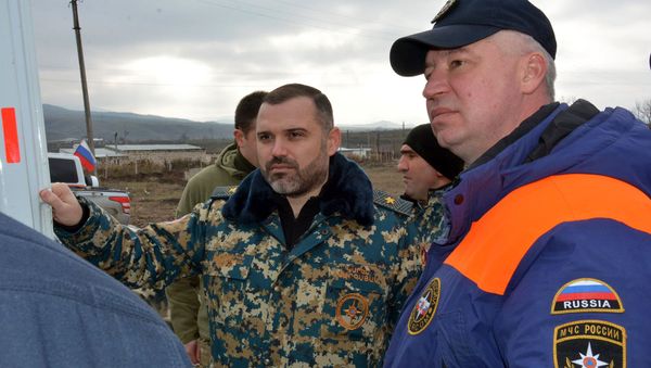 Директор ГСЧС, генерал-майор Карен Саркисян посетил сотрудников Министерства по чрезвычайным ситуациям, гражданской обороне и ликвидации последствий стихийных бедствий РФ в село Иванян (14 декабря 2020). Аскеранский район - Sputnik Արմենիա