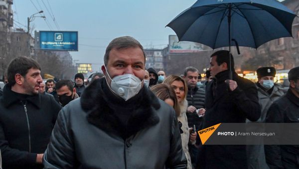 Микаел Мелкумян во время шествия членов оппозиции с требованием отставки премьер-министра (14 декабря 2020). Еревaн - Sputnik Армения