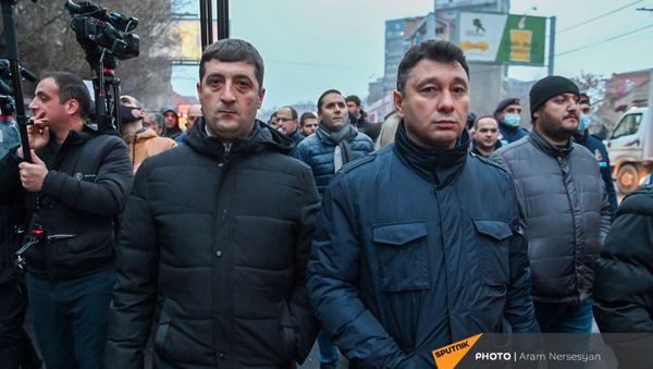Эдуард Шармазанов во время шествия членов оппозиции с требованием отставки премьер-министра (14 декабря 2020). Еревaн - Sputnik Армения