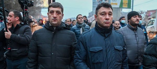 Эдуард Шармазанов во время шествия членов оппозиции с требованием отставки премьер-министра (14 декабря 2020). Еревaн - Sputnik Արմենիա