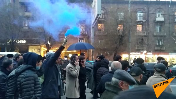 Активисты проводят шествие от проспекта Комитаса к центру Еревана - Sputnik Армения