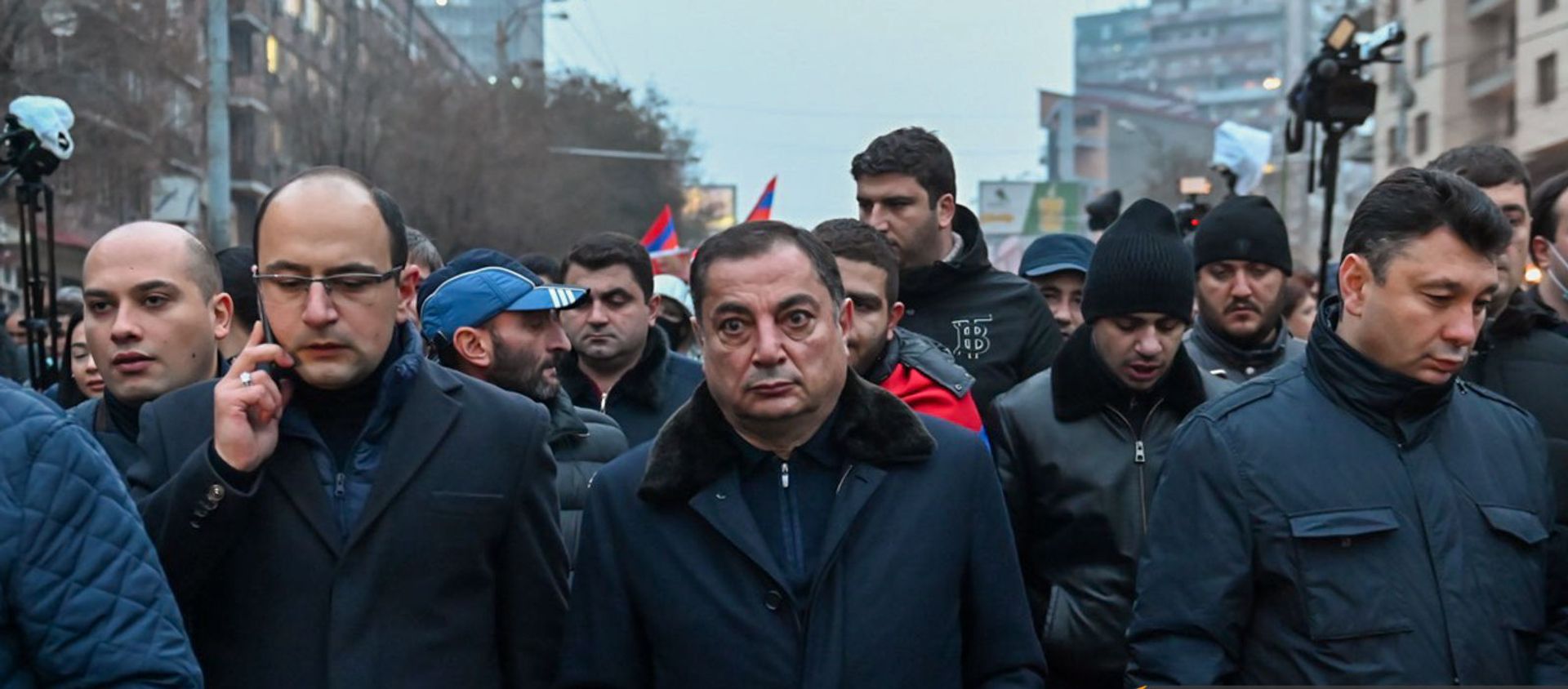 Ваграм Багдасарян и Эдуард Шармазанов во время шествия членов оппозиции с требованием отставки премьер-министра (14 декабря 2020). Еревaн - Sputnik Армения, 1920, 01.03.2021