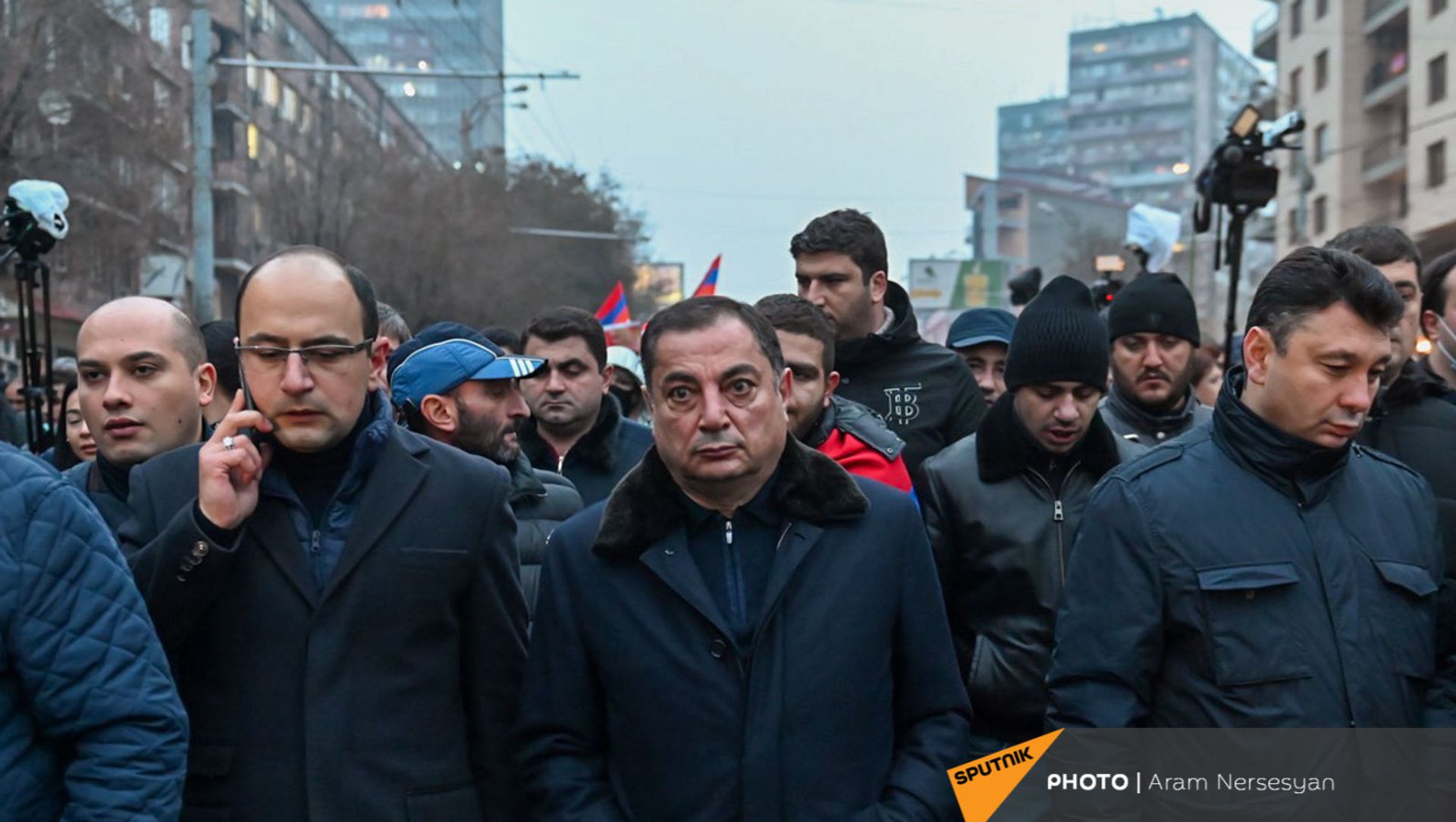 Ваграм Багдасарян и Эдуард Шармазанов во время шествия членов оппозиции с требованием отставки премьер-министра (14 декабря 2020). Еревaн Ваграм Багдасарян и Эдуард Шармазанов во время шествия членов оппозиции с требованием отставки премьер-министра (14 декабря 2020). Еревaн - Sputnik Армения, 1920, 01.03.2021