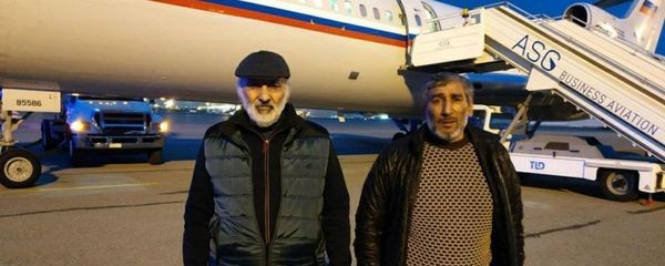 Шахбаз Гулиев и Дильгам Аскеров, находящиеся в Армении, были доставлены в Баку Шахбаз Гулиев и Дильгам Аскеров, находящиеся в Армении, были доставлены в Баку - Sputnik Армения