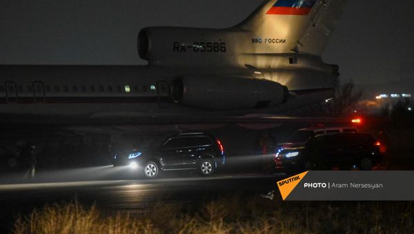 Российский самолет в военнопленными прибывает из Баку в аэропорт Эребуни (14 декабря 2020). Еревaн - Sputnik Армения