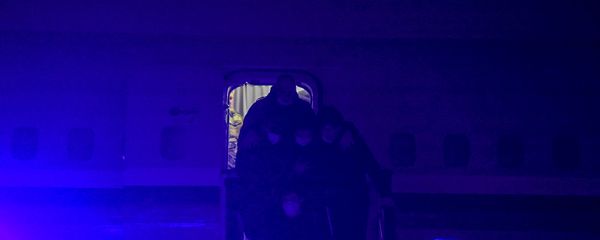 Военнопленные, прибывшие из Баку в Армению, выходят из самолета (14 декабря 2020). Еревaн Военнопленные, прибывшие из Баку в Армению, выходят из самолета (14 декабря 2020). Еревaн - Sputnik Армения