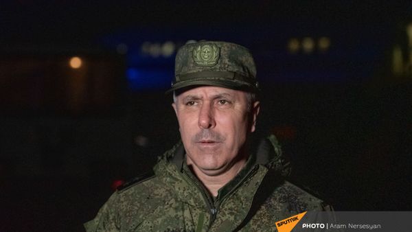 Командующий Миротворческими Силами РФ в Карабахе Рустам Мурадовв в аэропорту Эребуни во время встречи прибывающего из Баку самолета с военнопленными (14 декабря 2020). Еревaн - Sputnik Армения