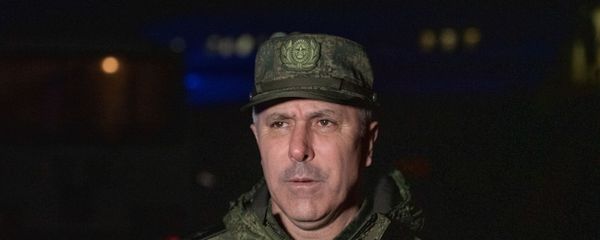 Командующий Миротворческими Силами РФ в Карабахе Рустам Мурадовв в аэропорту Эребуни во время встречи прибывающего из Баку самолета с военнопленными (14 декабря 2020). Еревaн Командующий Миротворческими Силами РФ в Карабахе Рустам Мурадовв в аэропорту Эребуни во время встречи прибывающего из Баку самолета с военнопленными (14 декабря 2020). Еревaн - Sputnik Армения