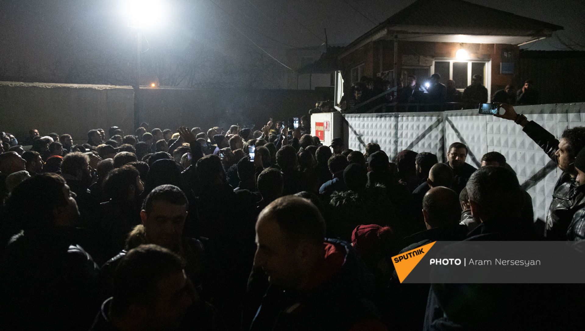 Родственники военнопленных ожидают прилета самолета из Баку с военнопленными у аэропорта Эребуни (14 декабря 2020). Еревaн Родственники военнопленных ожидают прилета самолета из Баку с военнопленными у аэропорта Эребуни (14 декабря 2020). Еревaн - Sputnik Армения, 1920, 12.06.2021