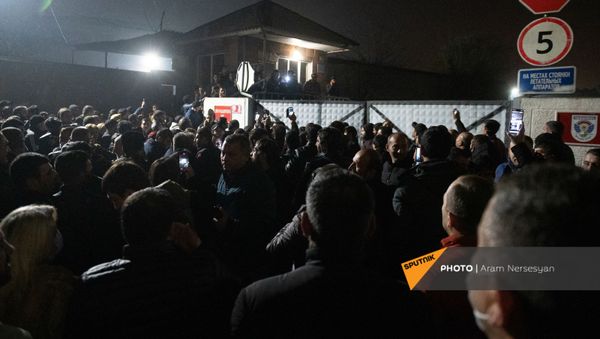 Родственники военнопленных ожидают прилета самолета из Баку с военнопленными у аэропорта Эребуни (14 декабря 2020). Еревaн - Sputnik Армения