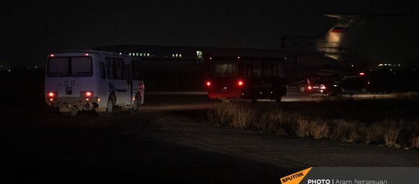Автобусы подъезжают к самолету с военнопленными, прибывшему из Баку, в аэропорту Эребуни (14 декабря 2020). Еревaн - Sputnik Արմենիա