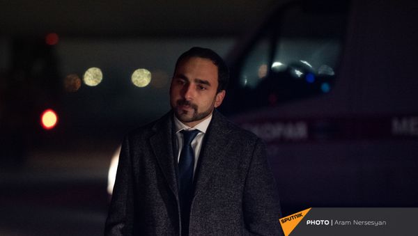 Вице-премьер Тигран Авинян в аэропорту Эребуни встречает прибывающий из Баку самолет с военнопленными (14 декабря 2020). Еревaн - Sputnik Армения