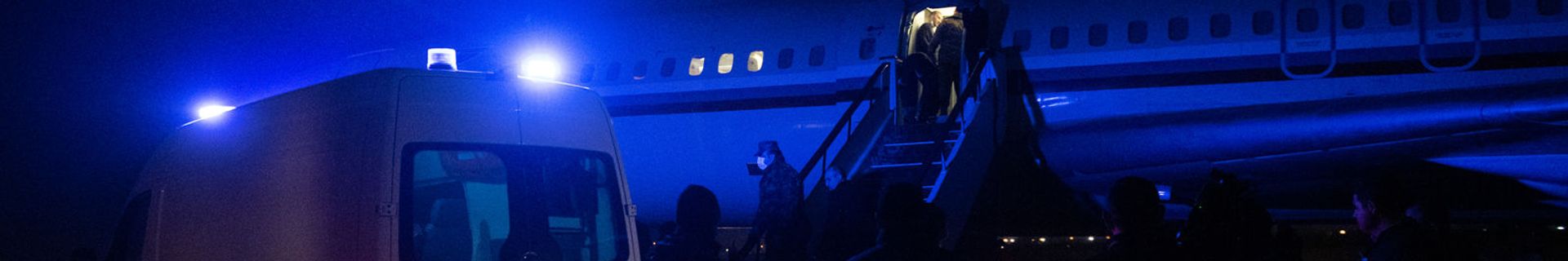 Машина скорой помощи у трапа самолета с пленными на борту в аэропорту Эребуни (14 декабря 2020). Еревaн - Sputnik Армения, 1920