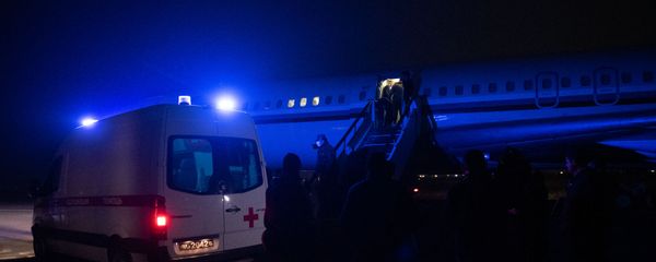 Машина скорой помощи у трапа самолета с пленными на борту в аэропорту Эребуни (14 декабря 2020). Еревaн - Sputnik Армения