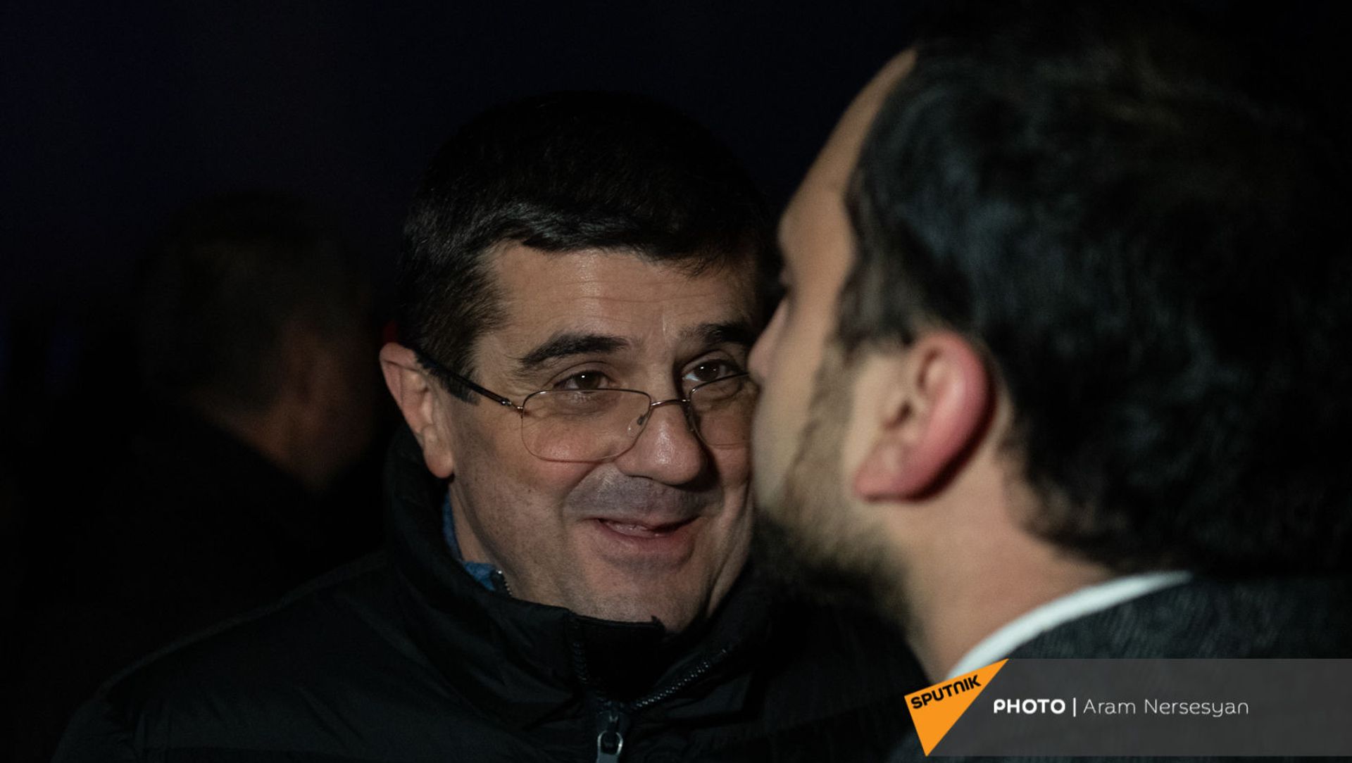 Вице-премьер Тигран Авинян (справа) и президент НКР Араик Арутюнян в аэропорту Эребуни встречают прибывающий из Баку самолет с военнопленными (14 декабря 2020). Еревaн Вице-премьер Тигран Авинян (справа) и президент НКР Араик Арутюнян в аэропорту Эребуни встречают прибывающий из Баку самолет с военнопленными (14 декабря 2020). Еревaн - Sputnik Армения, 1920, 22.06.2021