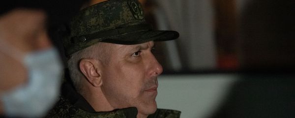 Командующий МС РФ, генерал-лейтенант Рустам Мурадов в аэропорту Эребуни встречает прибывающий из Баку самолет с военнопленными (14 декабря 2020). Еревaн - Sputnik Армения