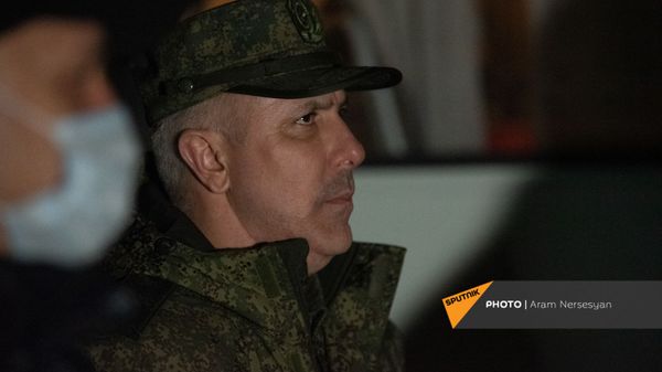 Командующий МС РФ, генерал-лейтенант Рустам Мурадов в аэропорту Эребуни встречает прибывающий из Баку самолет с военнопленными (14 декабря 2020). Еревaн - Sputnik Армения