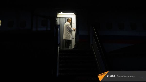 Врач на борту самолета из Баку с военнопленными в аэропорту Эребуни (14 декабря 2020). Еревaн - Sputnik Армения